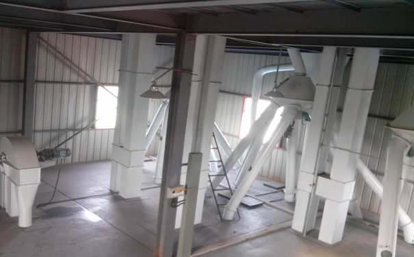 生產(chǎn)飼料的機(jī)器價(jià)格大概多少?其生產(chǎn)符合要求的飼料又該怎么做?