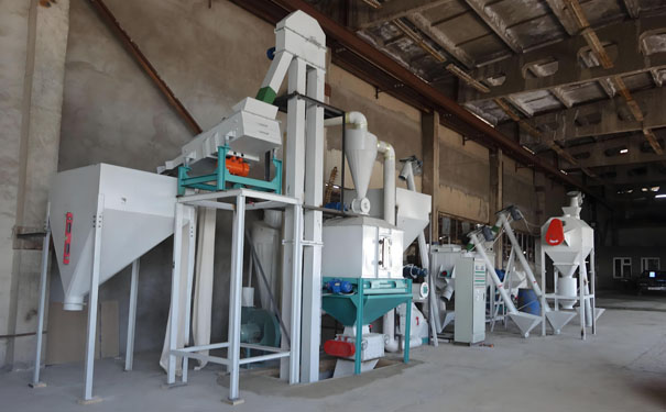 保持成套豬飼料加工設(shè)備穩(wěn)定出料的措施包括哪幾點(diǎn)?